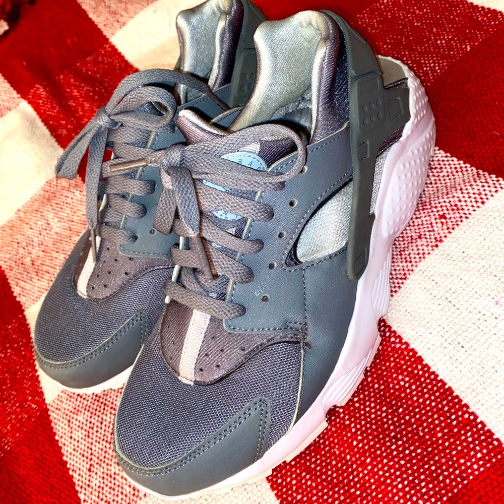 HUARACHE BY NIKE